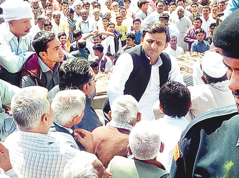 CM gives consolation to martyrs