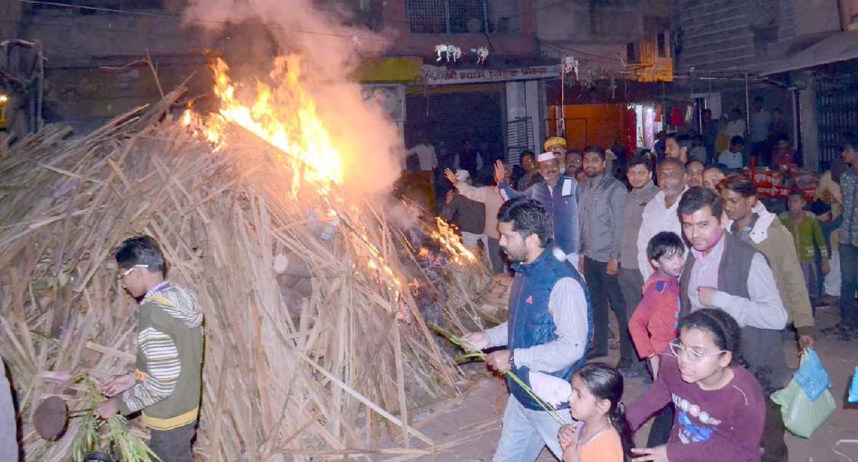 Holi celebrated with color and splendor, colorful to the streets