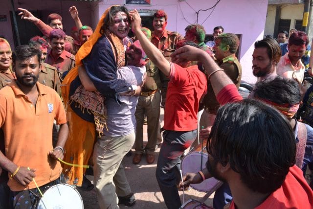 Captain Sahib stays holi with fire brigade