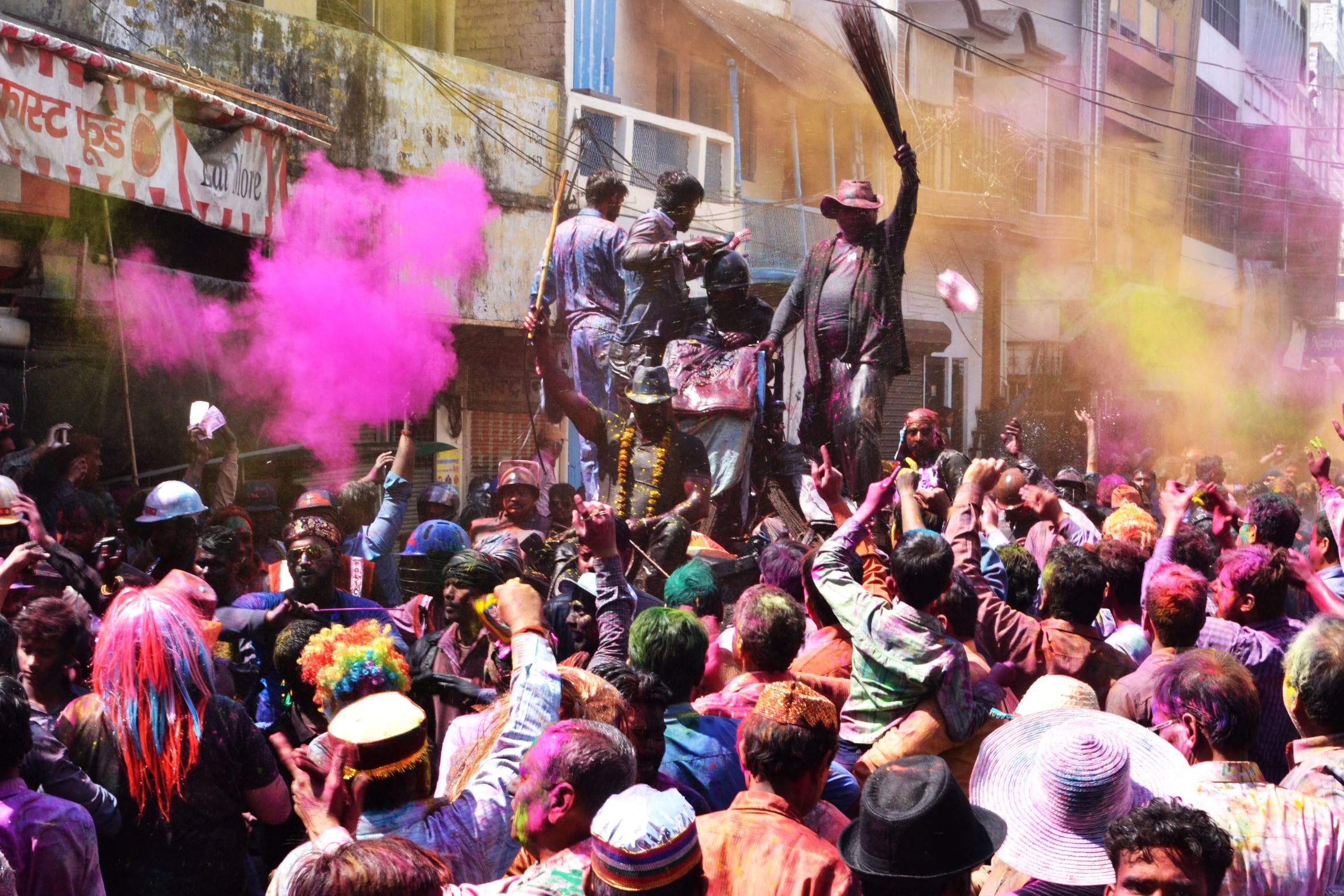 Holi 2024 laat sahab demands chicken mutton and english wine in shahjahanpur