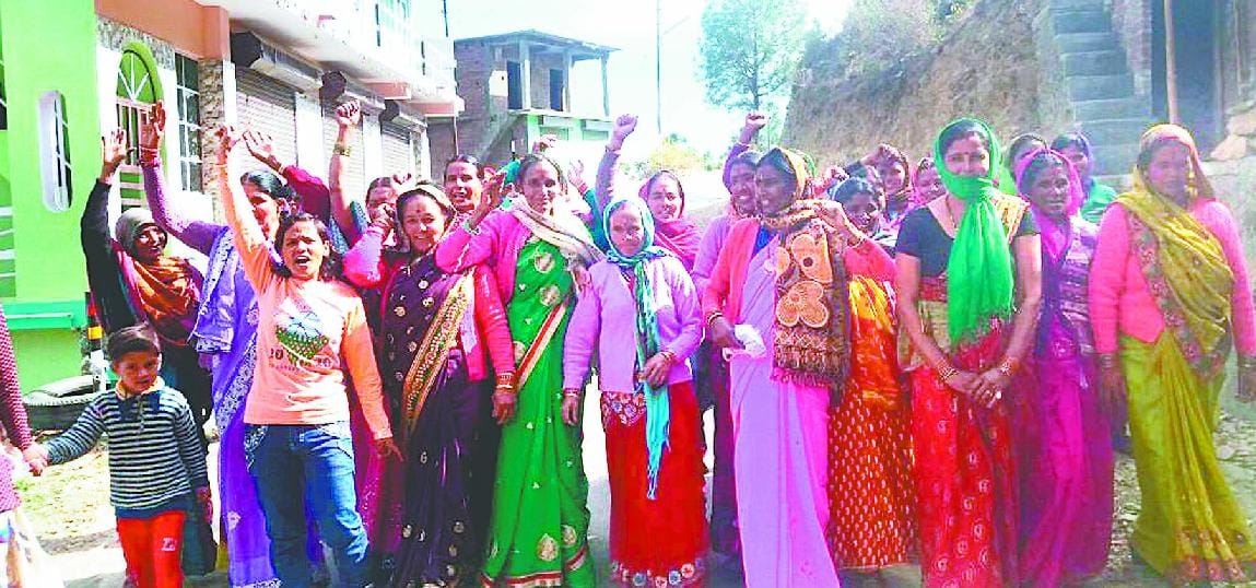 Angry at the sale of illegal liquor in Jaini