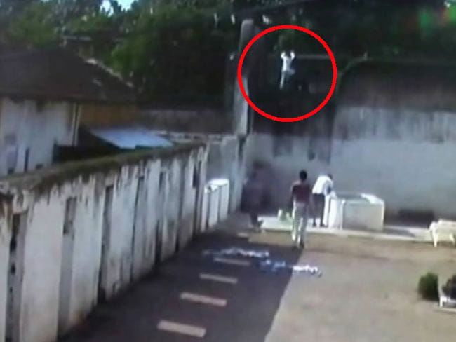 four prisoners run away from mainpuri jail 