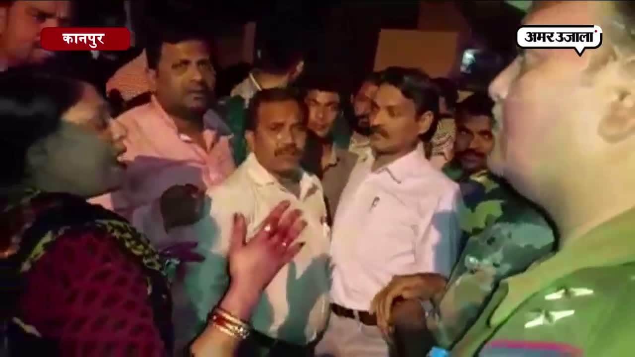 होली पर रंग की जगह चलीं लाठियां