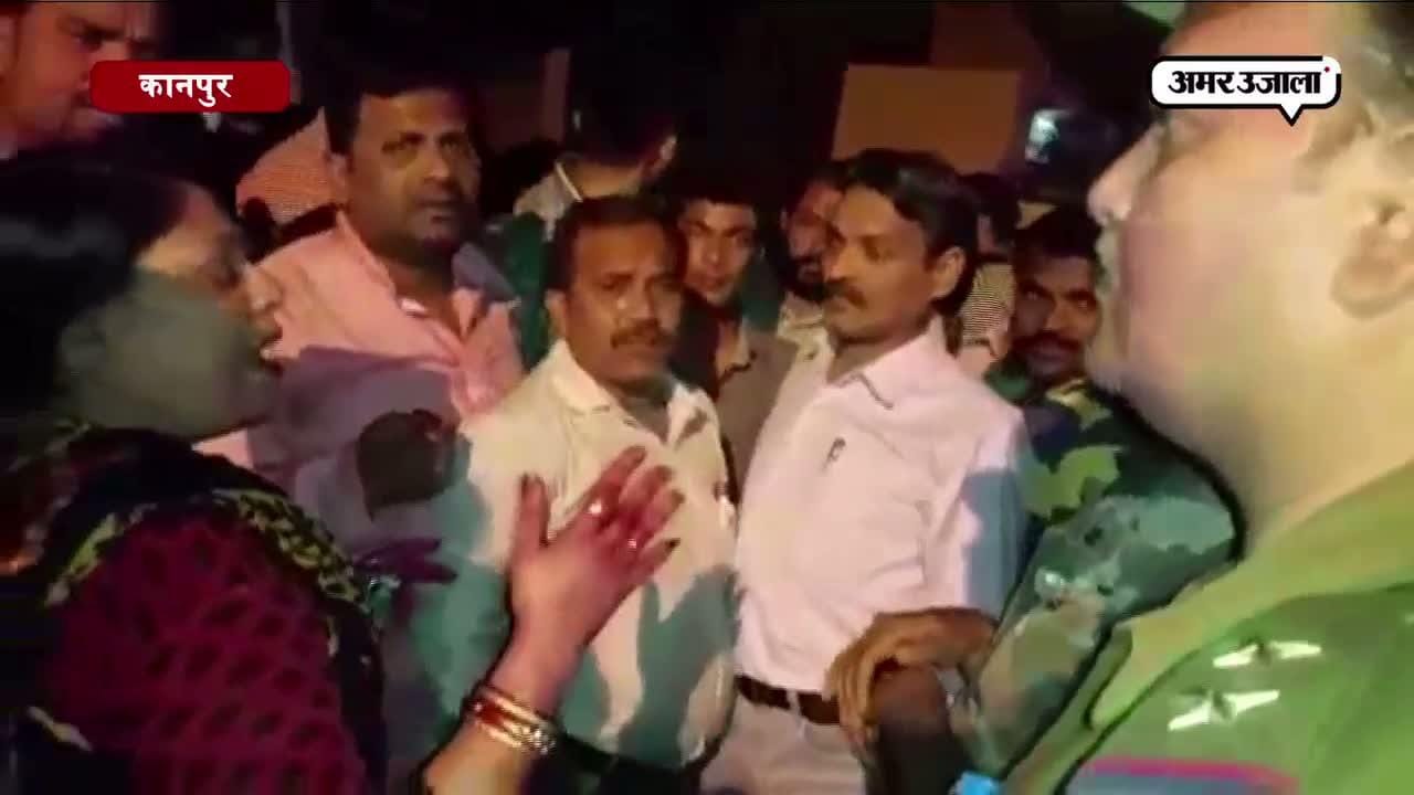 होली पर रंग की जगह चलीं लाठियां