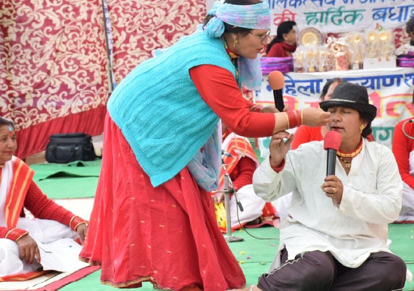 Best wishes to women with Holi songs