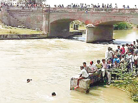 Four friends drowning in the canal, three missing, one disappears