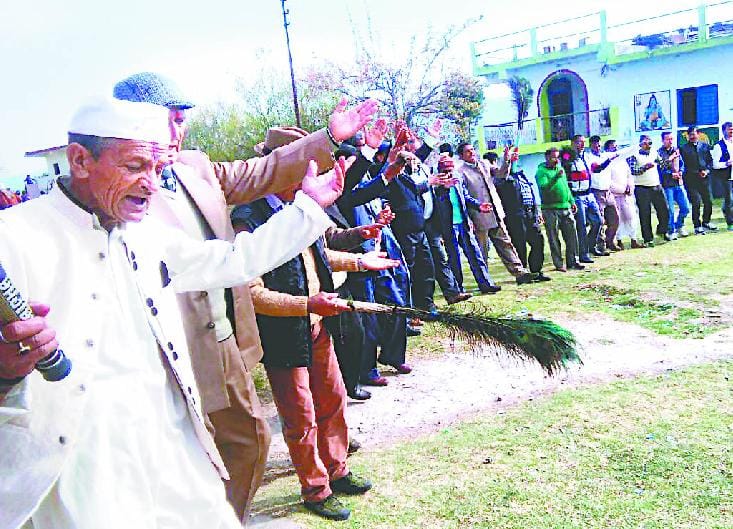 People from the Suni village vaccine are in Holi