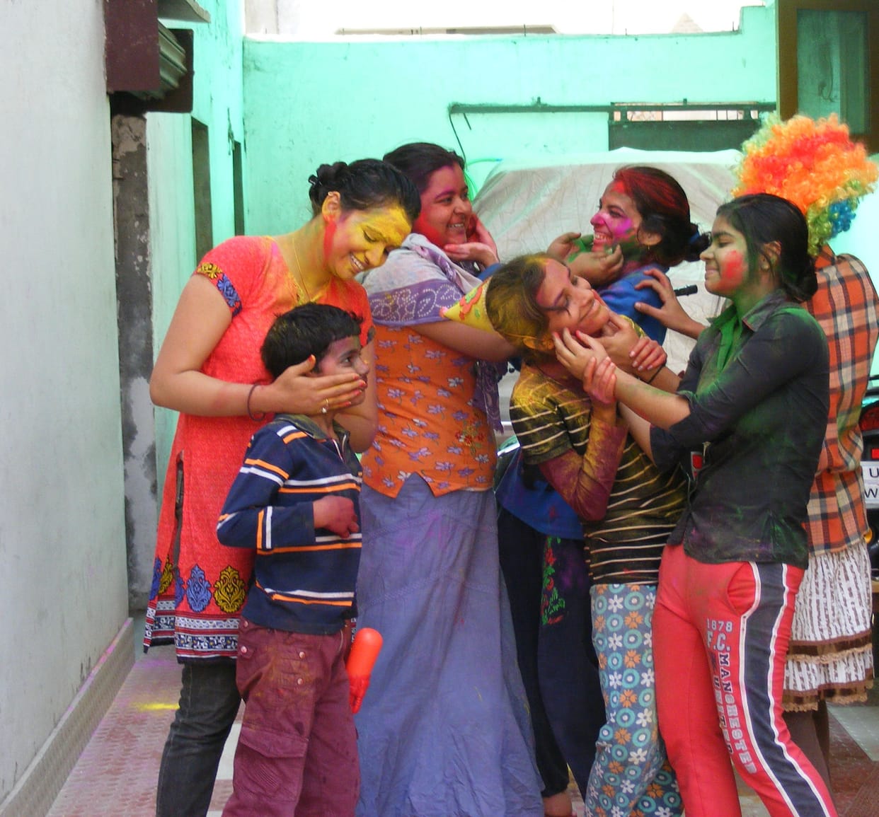 People who are drenched with colors, drenched mind