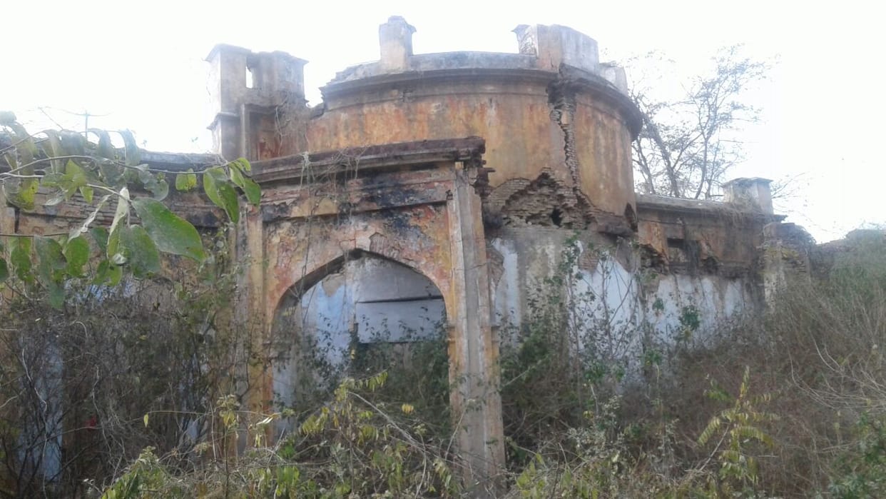 Connection of this ghost bungalow with independence of country, do not you even enter night in day 