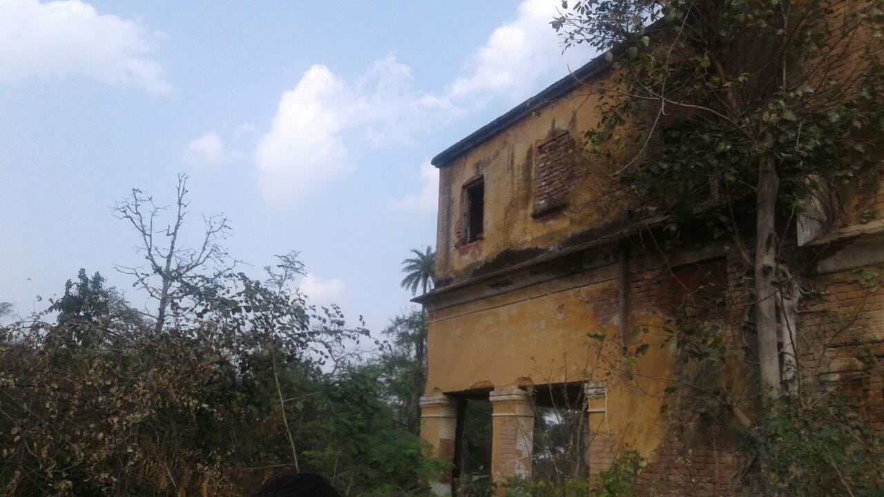 Connection of this ghost bungalow with independence of country, do not you even enter night in day 