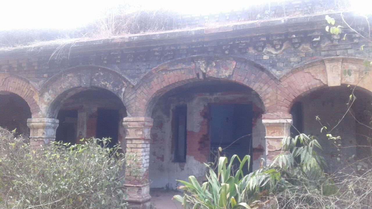 Connection of this ghost bungalow with independence of country, do not you even enter night in day 