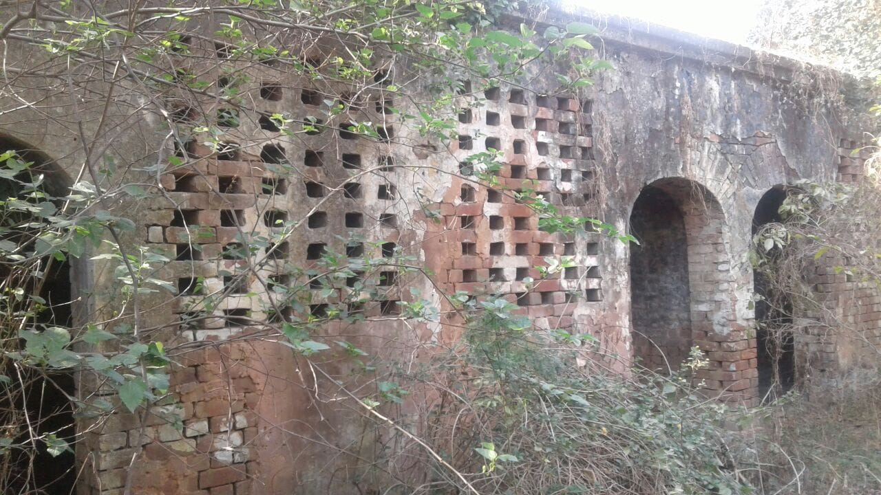 Connection of this ghost bungalow with independence of country, do not you even enter night in day 