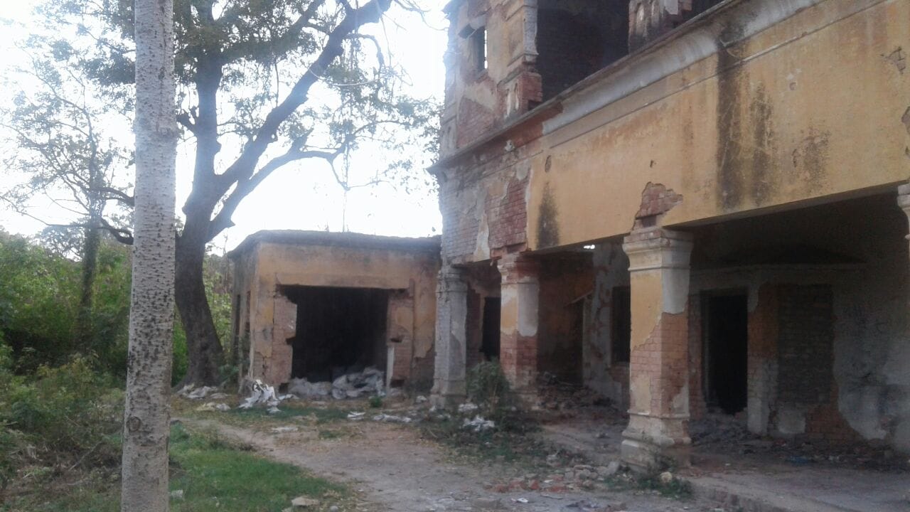 Connection of this ghost bungalow with independence of country, do not you even enter night in day 