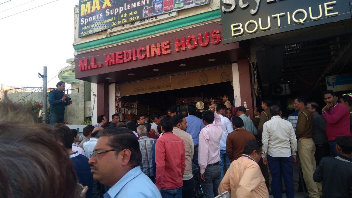 Income Tax department raids in Meerut, merchants stirred up, ruckus 