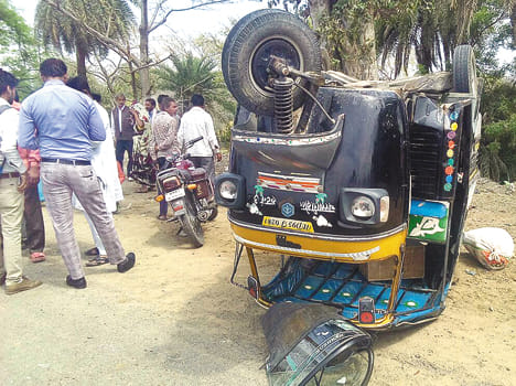 Tempo and bike collide, five wounded