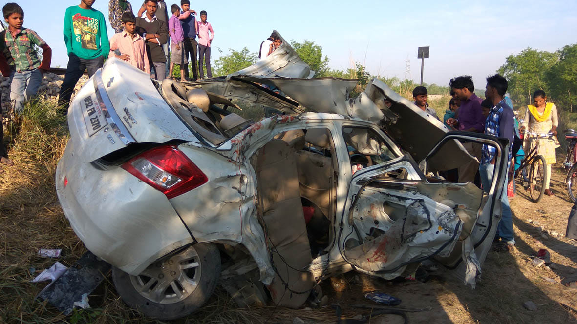 a car hit the train after break the railway crossing, four injured
