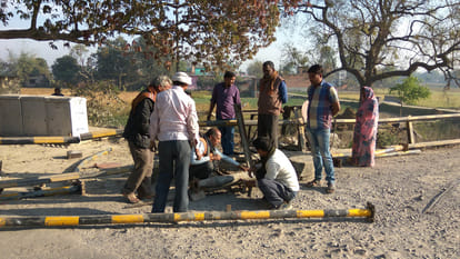 a car hit the train after break the railway crossing, four injured