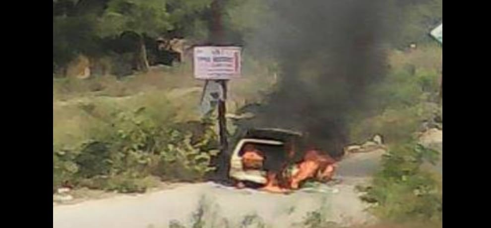 fire in running van, jump off driver in ghaziabad