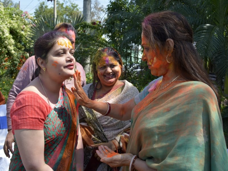 hemamalini celebrating holi in mathura