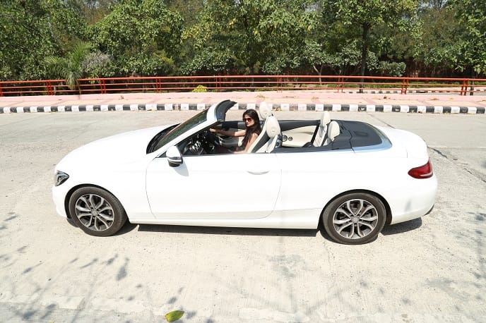 how to hold car steering wheel during driving
