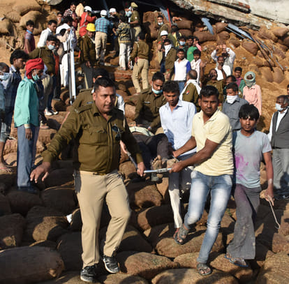 chhaviram and shahrukh helped injured labour