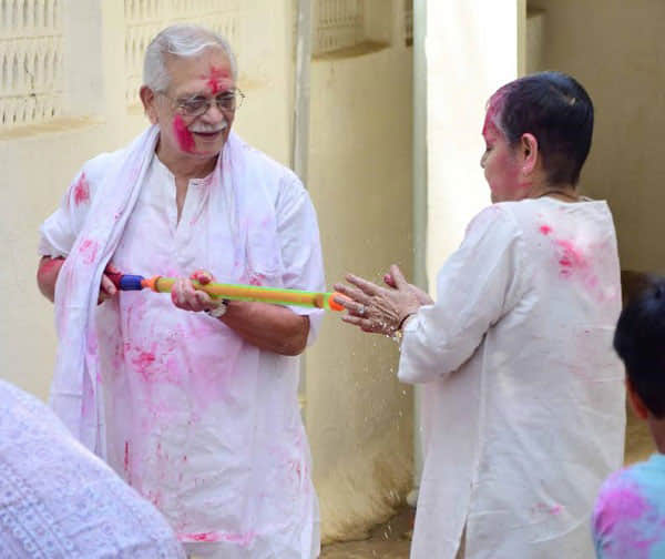 Yestyear actress Raakhee plays holi with husband Gulzar and daughter Meghna, photos viral