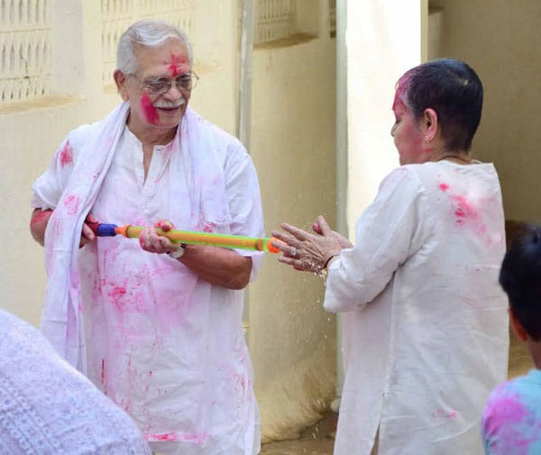 Yestyear actress Raakhee plays holi with husband Gulzar and daughter Meghna, photos viral