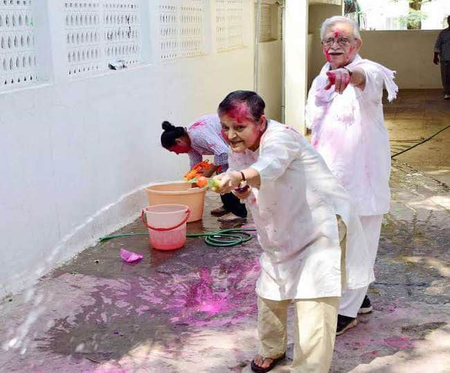 Yestyear actress Raakhee plays holi with husband Gulzar and daughter Meghna, photos viral