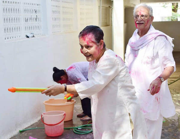 Yestyear actress Raakhee plays holi with husband Gulzar and daughter Meghna, photos viral