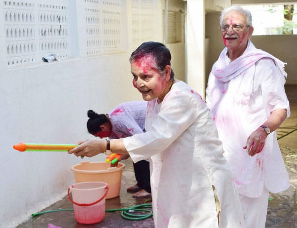 Yestyear actress Raakhee plays holi with husband Gulzar and daughter Meghna, photos viral