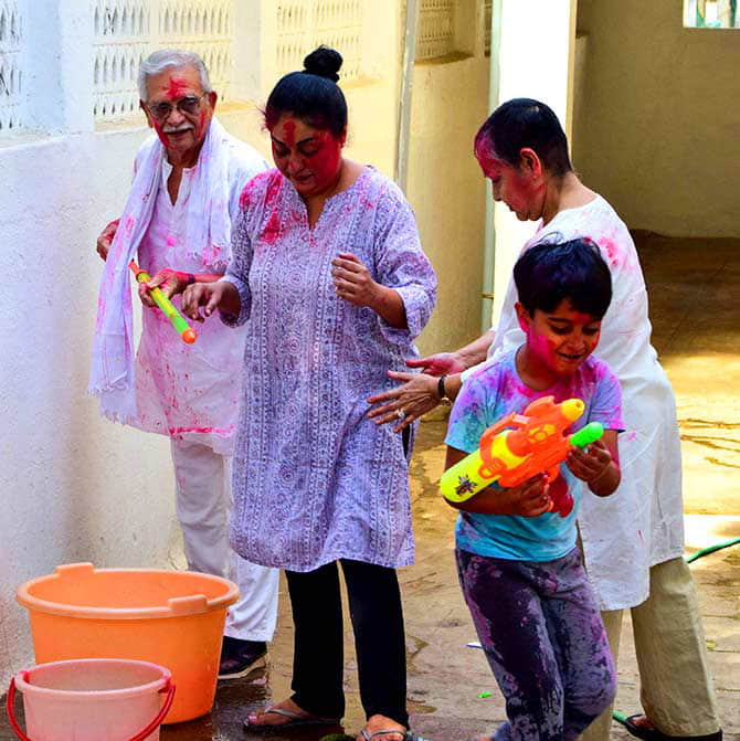 Yestyear actress Raakhee plays holi with husband Gulzar and daughter Meghna, photos viral