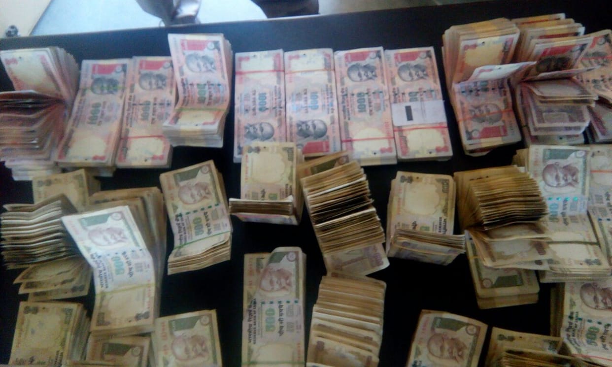 70 percent of commissions were changed in old notes of 21 lakhs, three persons caught