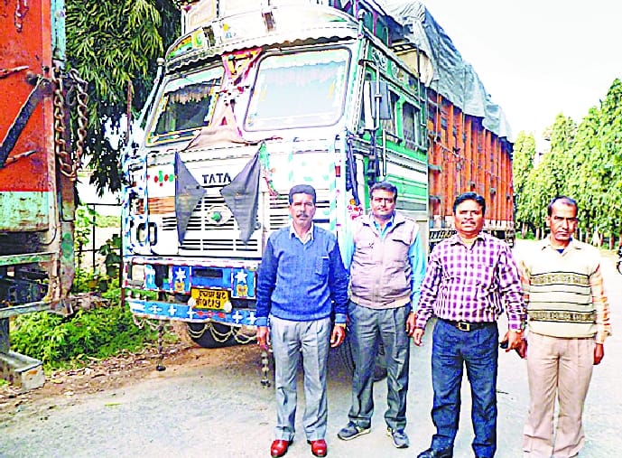 Two trucks full of barricaded wood, smugglers escaped