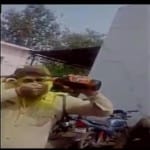 खुले में शराब पीता पुलिस कर्मी