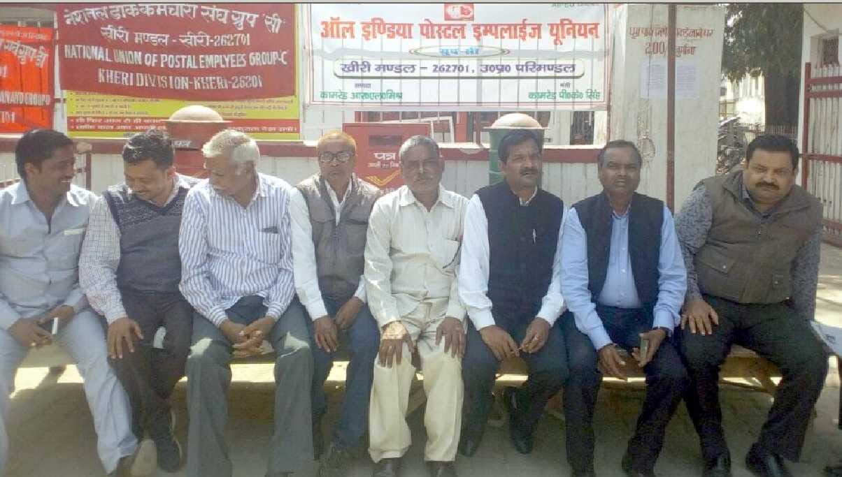 Post workers stay on strike