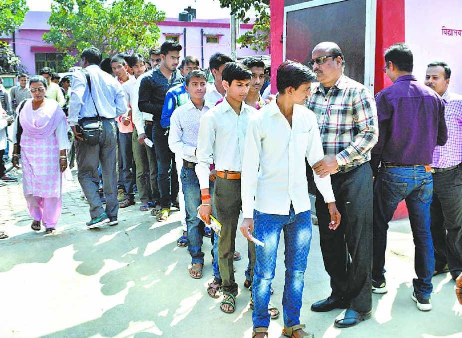 4885 students left the exam on the first day