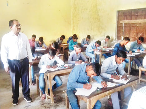 On the first day of the board exam, the room inspectors and police chop
