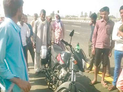 Two friends aboard a bike collided with dividers