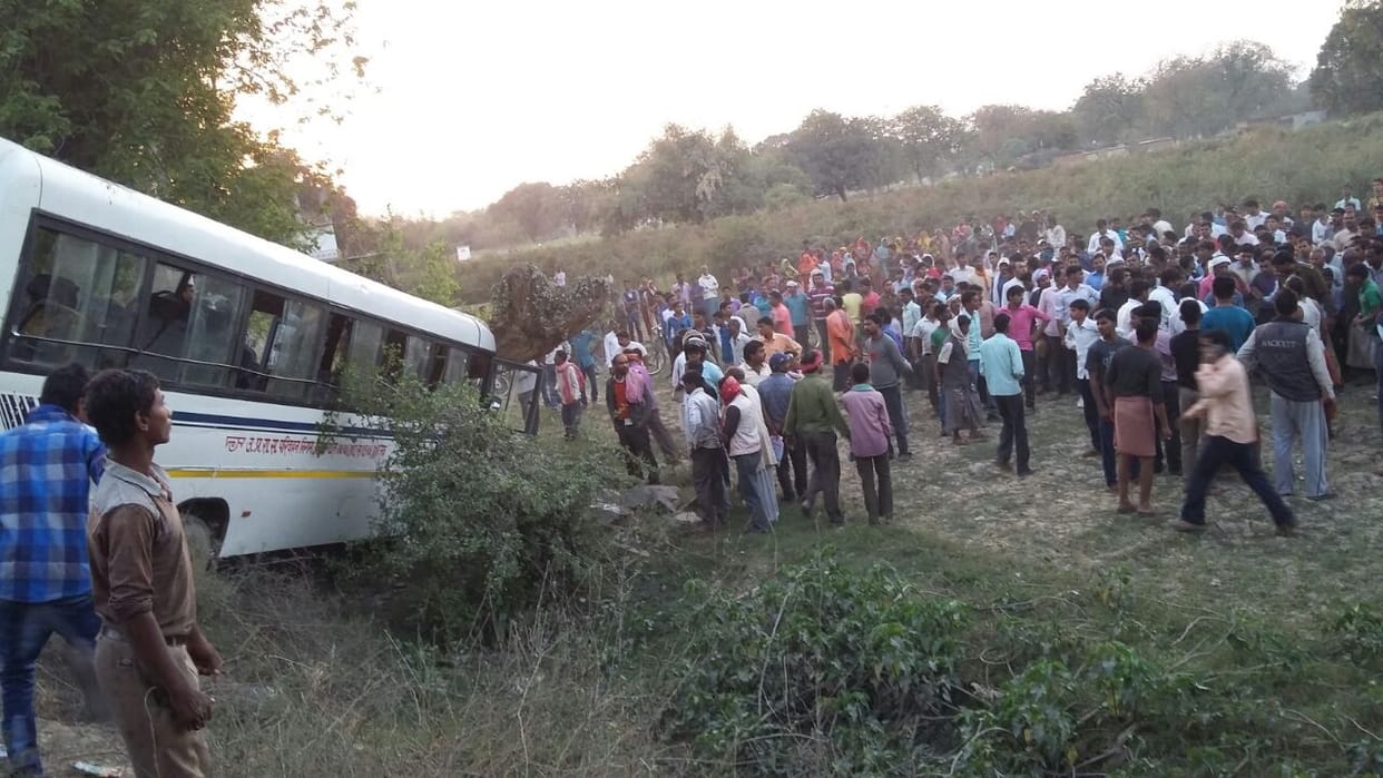 Bus collapses, 20 injured