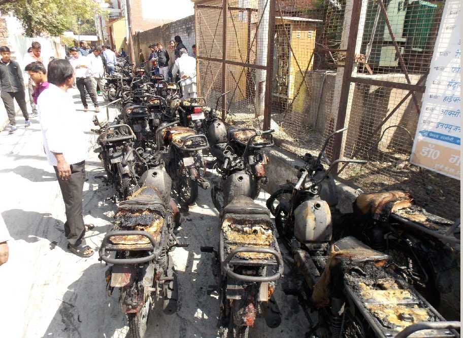 The truck carrying a new bikes, a fire broke out, the loss of millions