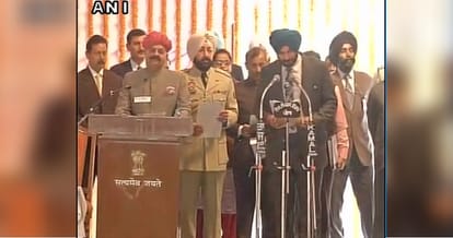 navjot sidhu touches captain amrinder singh feet after taking oath, everyone prised sidhu behaviour