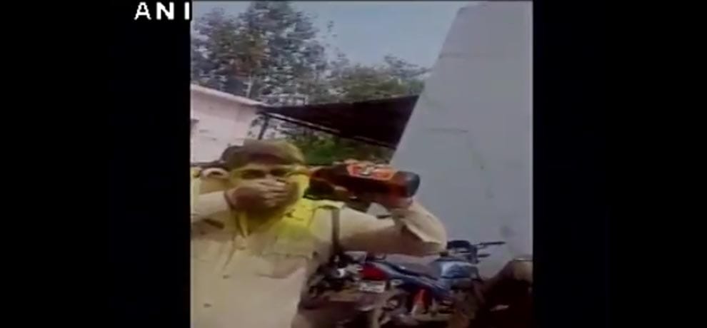 policemen server liqour in open on holi in madhya pradesh's gwalior