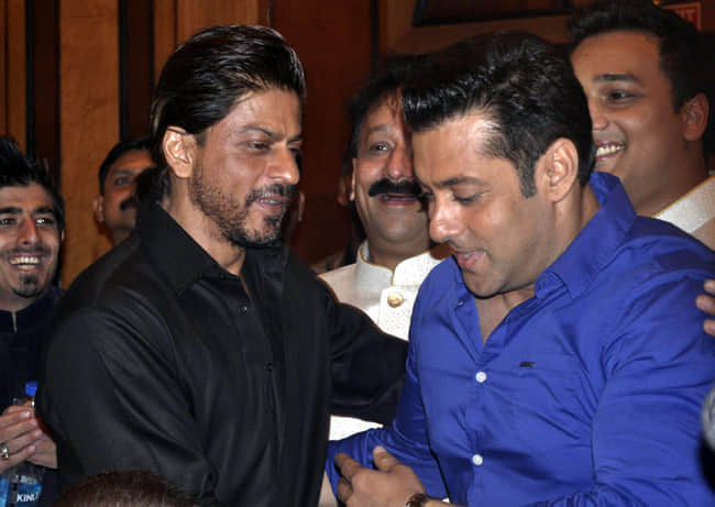 Photographer injured with Shah Rukh's car, gave first aid treatment to him, salman should learn