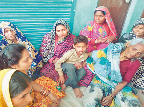 Wife saris hanged by driver