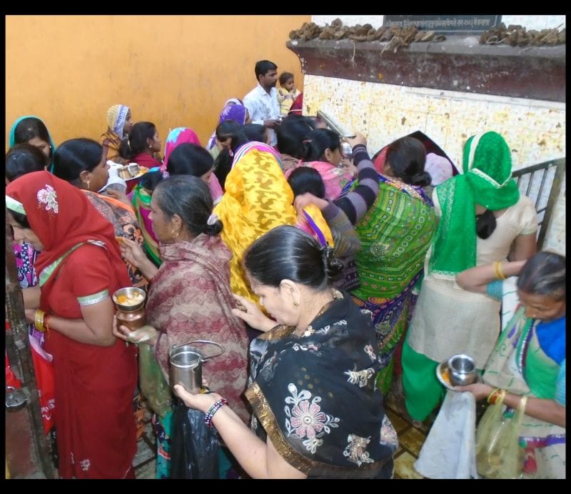 sheetala maata poojan ko mandiron par umadee bheed