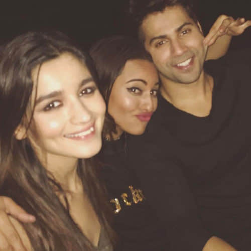 Alia Bhatt $ varun Dhawan Celebrates Success Of Badrinath Ki Dulhania With Friends