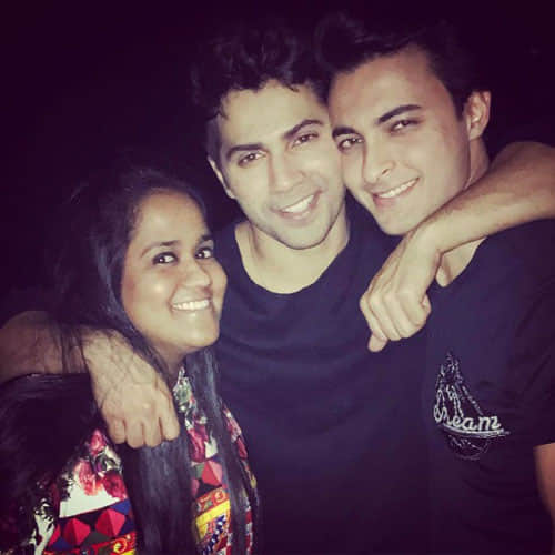 Alia Bhatt $ varun Dhawan Celebrates Success Of Badrinath Ki Dulhania With Friends