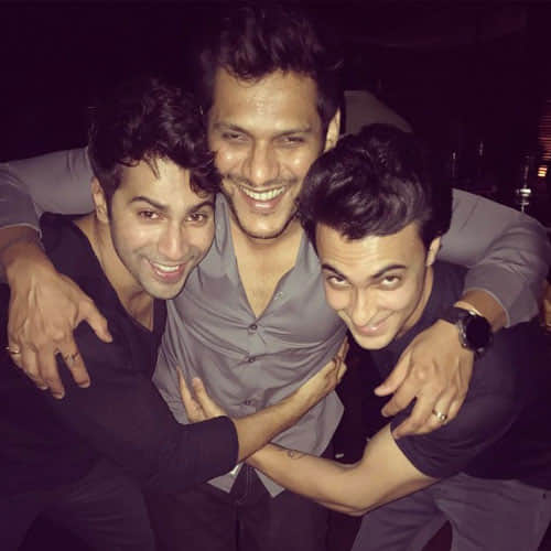 Alia Bhatt $ varun Dhawan Celebrates Success Of Badrinath Ki Dulhania With Friends