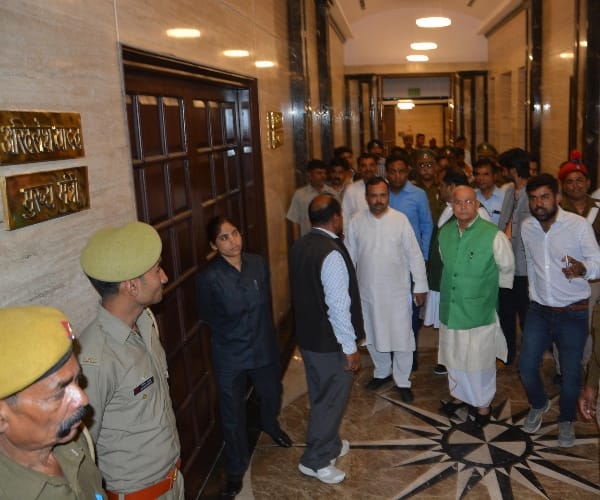  BJP leaders vigit Lokbhawan before chief minister's name declaration.