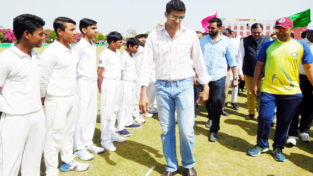 cricketer ashish nehra is recommending cricket academy